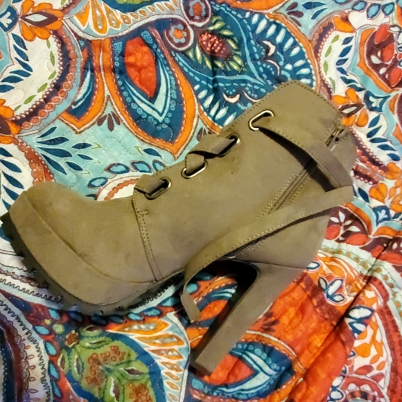 Boots - Picture 2 of 4